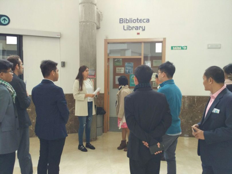 The International Relations Office, Laura Cao, presented the classroom and research facilities at the University of Vigo